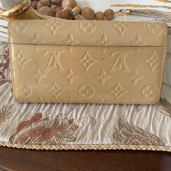 🌹AUTHENTIC LOUIS VUITTON VERNIS MONOGRAM SARAH WALLET🌹 - Picture 2 of 11